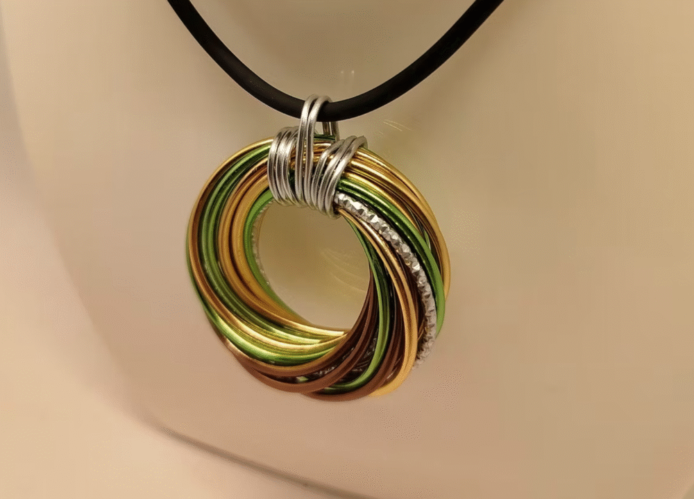 pendentif cyclone en fil aluminium de plusieurs couleurs