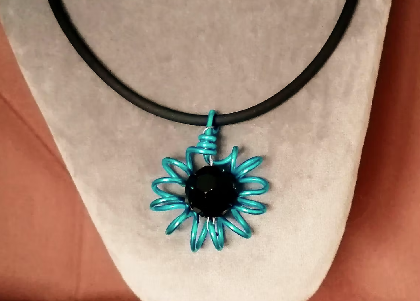 Collier Fleur en Aluminium et Perle Noire