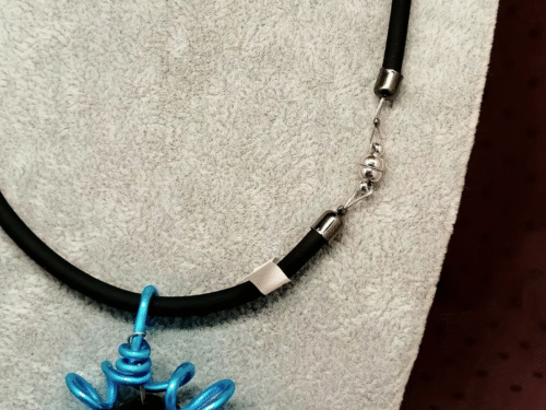 Collier Fleur en Aluminium et Perle Noire collier en caoutchouc noir fermoir aimanté