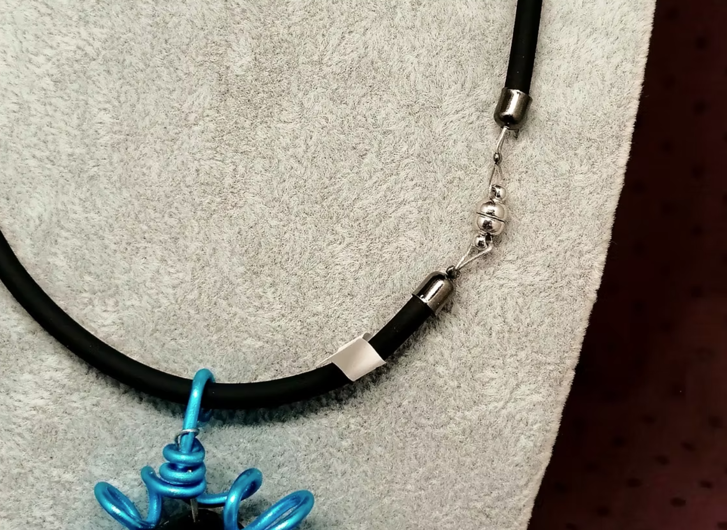 Collier Fleur en Aluminium et Perle Noire collier en caoutchouc noir fermoir aimanté