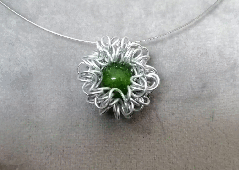 pendentif en crinière orné d’une pierre naturelle Jade