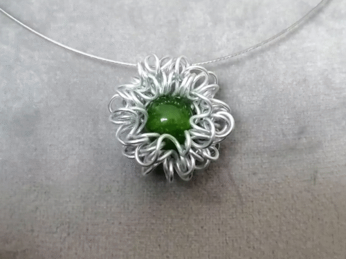 pendentif en crinière orné d’une pierre naturelle Jade pendentif en crinière orné d’une pierre naturelle Jade