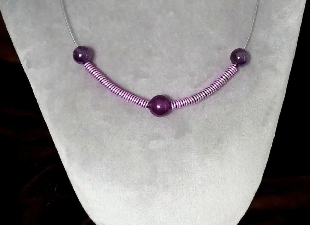collier créé avec 3 magnifiques pierres natrurelles améthyste, espacées avec des petites spirales en fil aluminium. Le tout est fixé sur du câble à bijoux et fermé avec un petit fermoir boule aimanté.