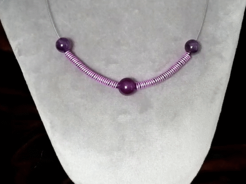 collier créé avec 3 magnifiques pierres natrurelles améthyste, espacées avec des petites spirales en fil aluminium. Le tout est fixé sur du câble à bijoux et fermé avec un petit fermoir boule aimanté.