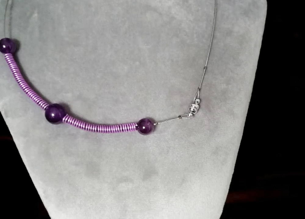 collier créé avec 3 magnifiques pierres natrurelles améthyste, espacées avec des petites spirales en fil aluminium. Le tout est fixé sur du câble à bijoux et fermé avec un petit fermoir boule aimanté.