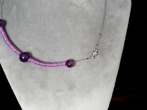 collier créé avec 3 magnifiques pierres natrurelles améthyste, espacées avec des petites spirales en fil aluminium. Le tout est fixé sur du câble à bijoux et fermé avec un petit fermoir boule aimanté. collier créé avec 3 magnifiques pierres natrurelles améthyste, espacées avec des petites spirales en fil aluminium. Le tout est fixé sur du câble à bijoux et fermé avec un petit fermoir boule aimanté.