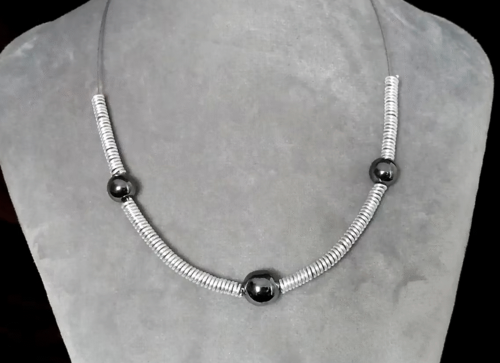 collier créé avec 3 magnifiques pierres naturelles hématites, espacées avec des petites spirales en fil aluminium. Le tout est fixé sur du câble à bijoux et fermé avec un petit fermoir boule aimanté.