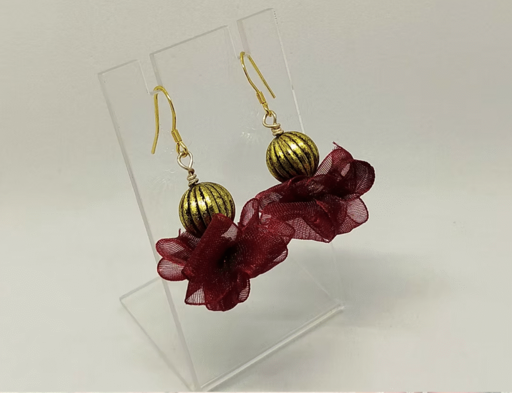boucles d'oreilles en ruban organza rouge pompon une perle doré crochets dorés