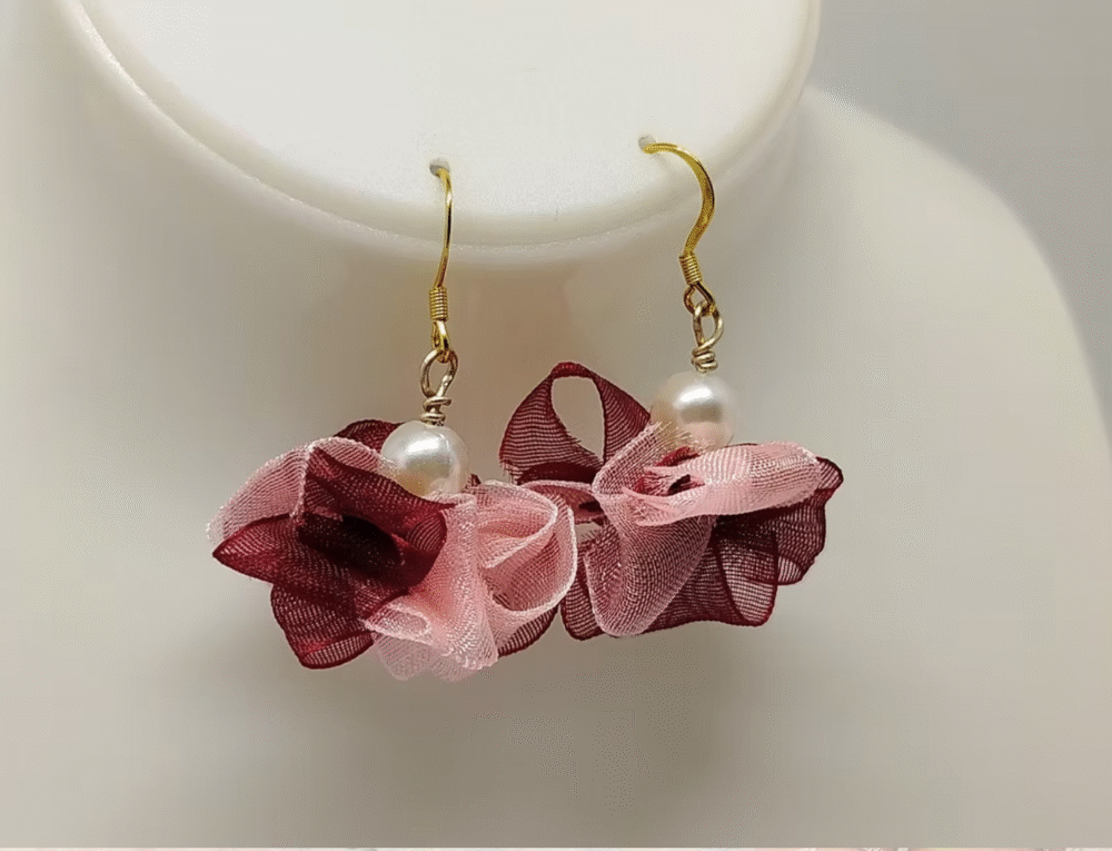 boucles d'oreilles en ruban organza rouge et rose pompon et une perle nacré crochets dorés