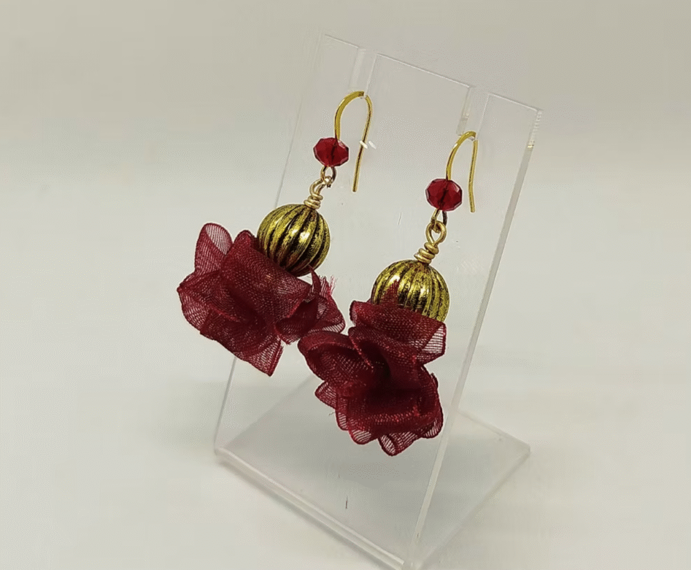 boucles d'oreilles en ruban organza rouge en pompon et une perle doré crochets dorés
