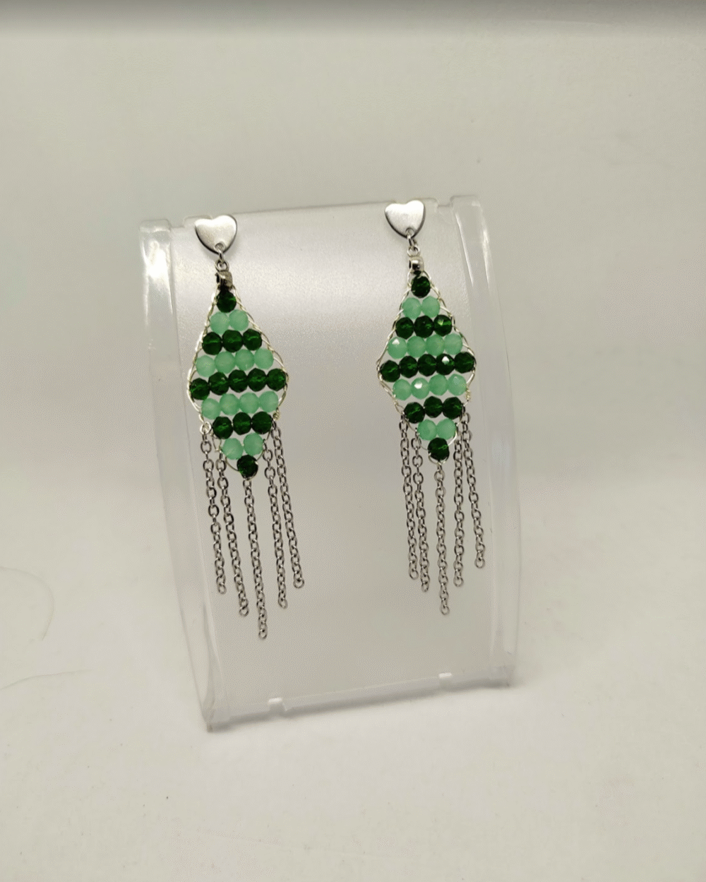 boucles d'oreilles femme bijou fait main avec des perles à facettes vertes et des petites franges en chaînes à maillons