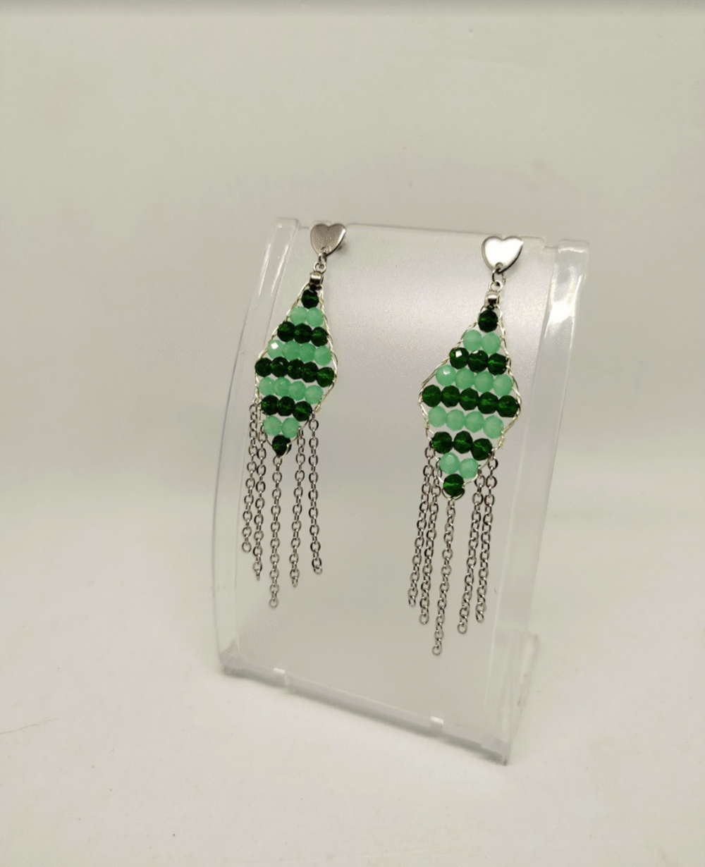 boucles d'oreilles femme bijou fait main avec des perles à facettes vertes et des petites franges en chaînes à maillons