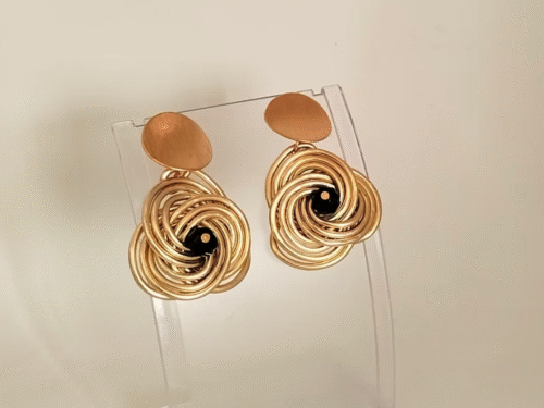 Mesdames, si vous souhaitez attirer les regards sur vous, optez pour ces boucles d'oreilles. Elles sont soigneusement réalisées avec du fil aluminium doré, fixées à des gros clous d'oreilles dorés en acier.