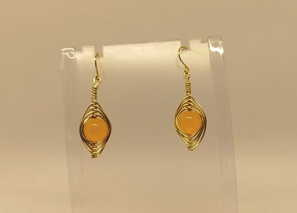 boucles d'oreilles bijoux fait main avec pierres calcédoine jaune crochets hypoallergéniques couleur doré