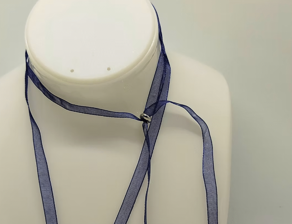 collier en organza bleu avec perle de positionnement réglable