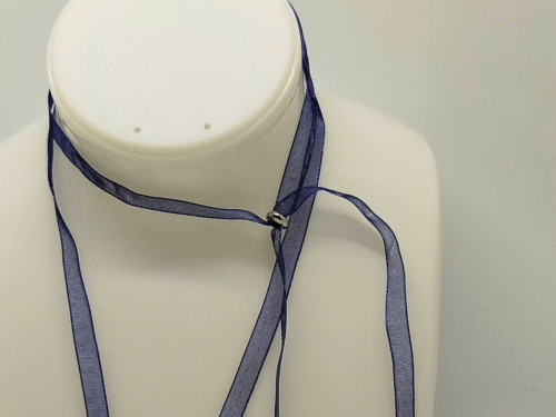 collier en organza bleu avec perle de positionnement réglable collier en organza bleu avec perle de positionnement réglable