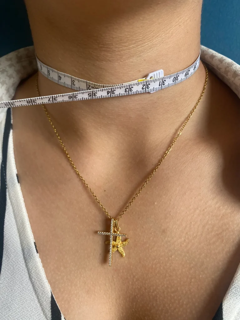 Coup avec un collier et un mètre autour du coup