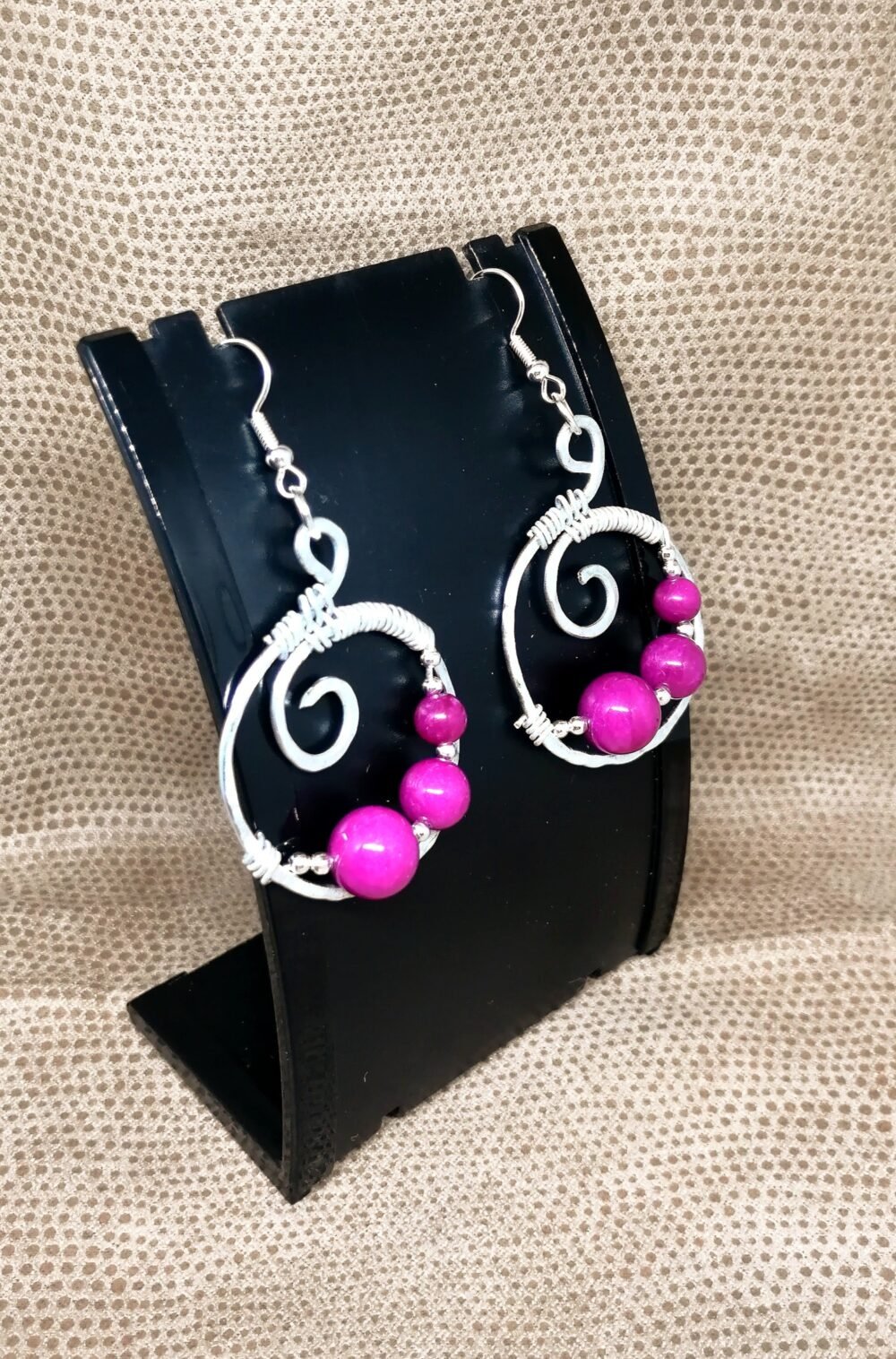 créoles en fil aluminium argenté et pierres sugilite