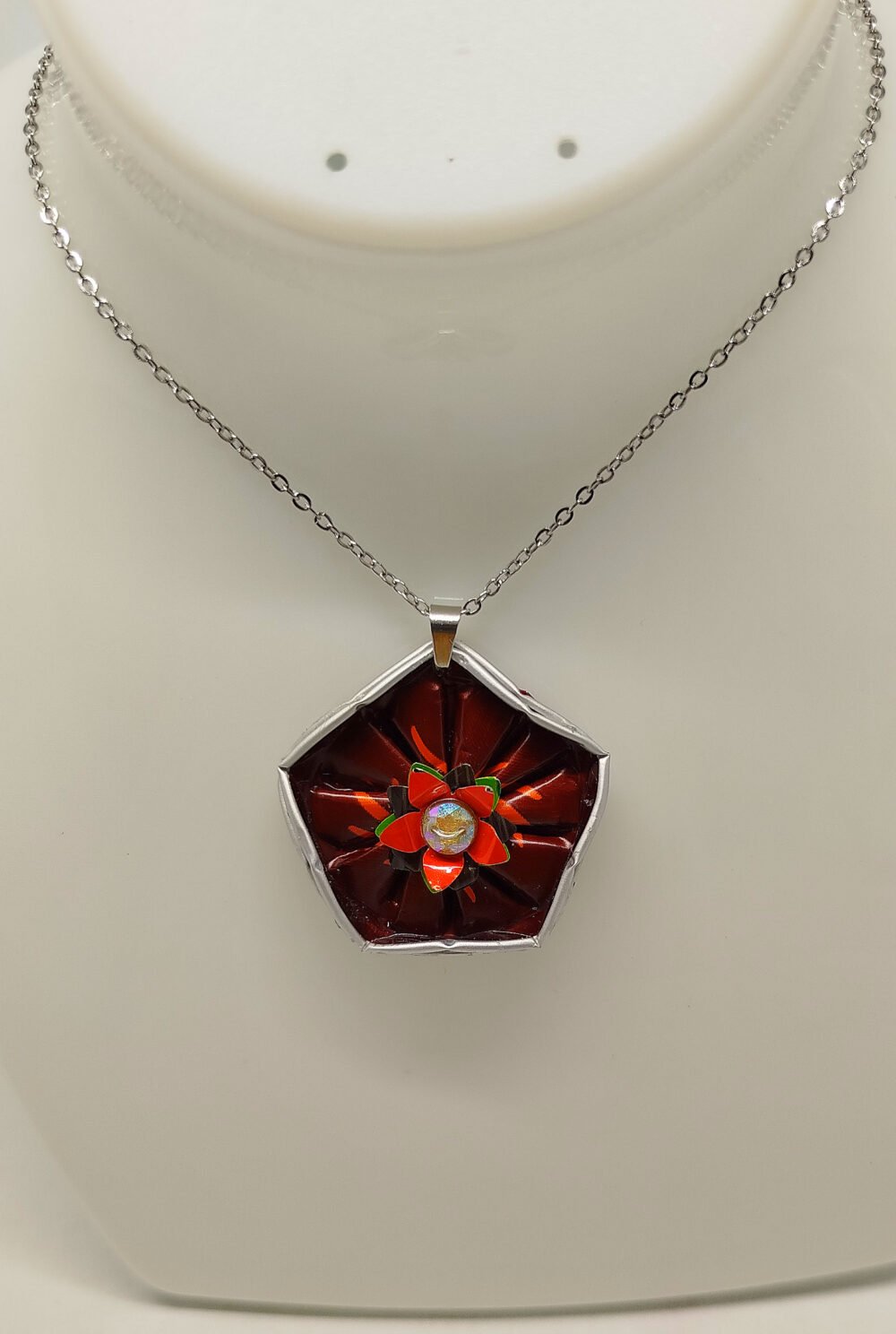 collier en forme géométrique créées en capsules de café rouge et petite fleur au centre