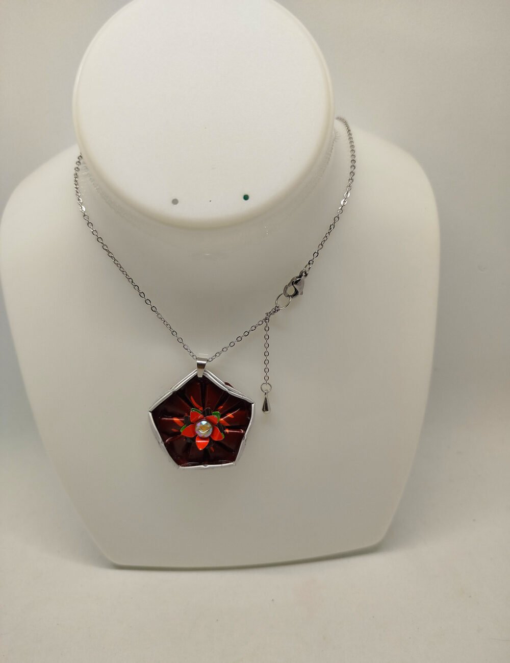collier en forme géométrique créées en capsules de café rouge et petite fleur au centre