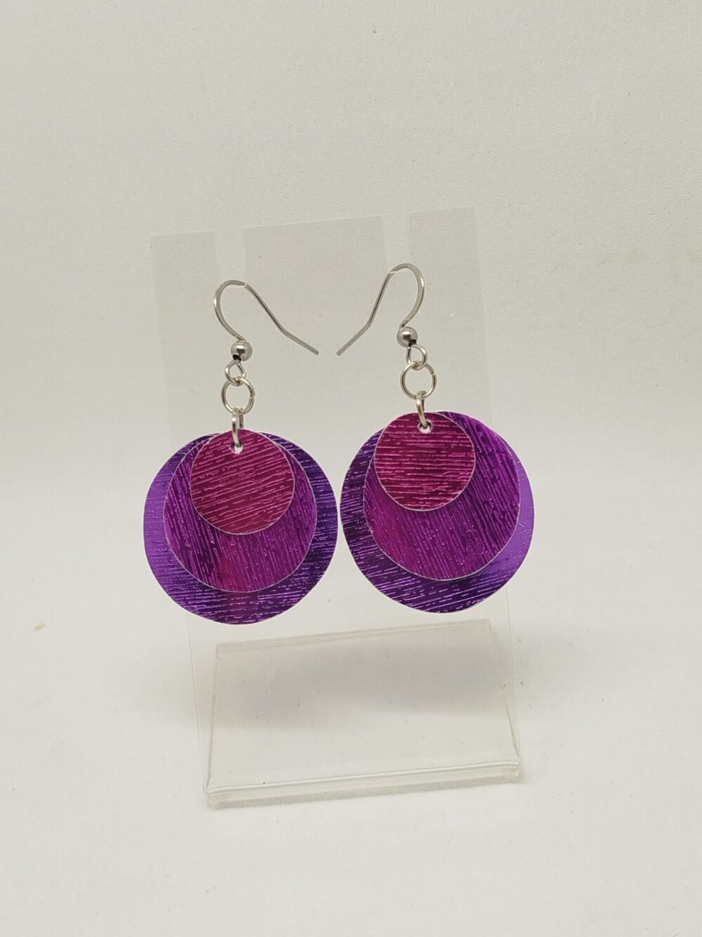 boucles d'oreilles en rondelles de fil aluminium plat strié violet à rose en rondeur fixé à des clous d'oreilles hypoallergéniques