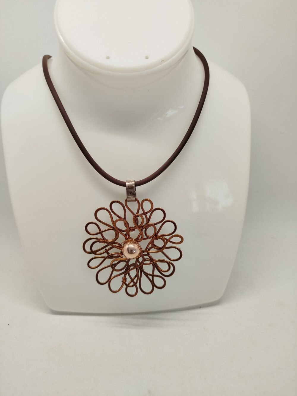 collier gigantesque avec pendentif en forme de fleur de 7 cm pierre naturelle hématite dorée fixée au centre et collier en caoutchouc avec fermoir mousqueton.
