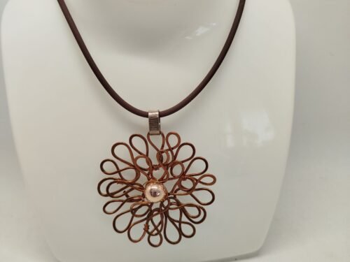 collier gigantesque avec pendentif en forme de fleur de 7 cm pierre naturelle hématite dorée fixée au centre et collier en caoutchouc avec fermoir mousqueton.