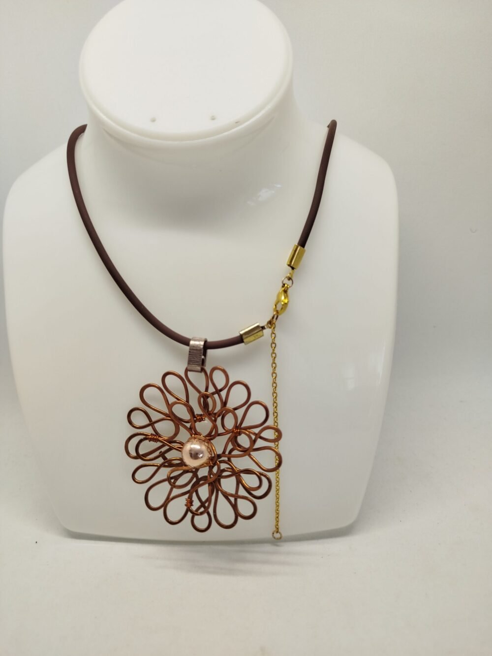 Collier Gigantesque Moderne et Romantique avec pendentif en forme de fleur de 7 cm pierre naturelle hématite dorée fixée au centre