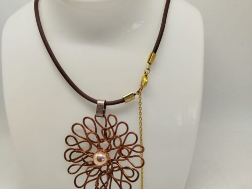 Collier Gigantesque Moderne et Romantique avec pendentif en forme de fleur de 7 cm pierre naturelle hématite dorée fixée au centre Collier Gigantesque Moderne et Romantique avec pendentif en forme de fleur de 7 cm pierre naturelle hématite dorée fixée au centre
