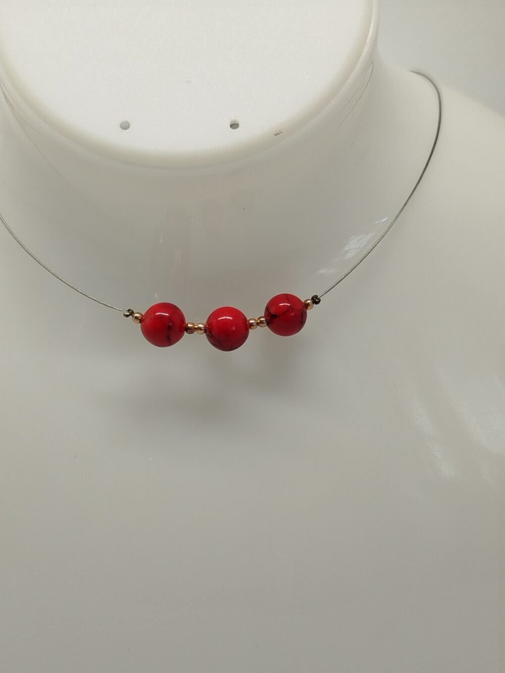 3 pierres howlite rouges fixées sur câble à bijoux