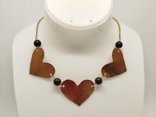 Collier Cœur Moderne et Romantique crée avec des cœurs en fil aluminium et pierres onyx
