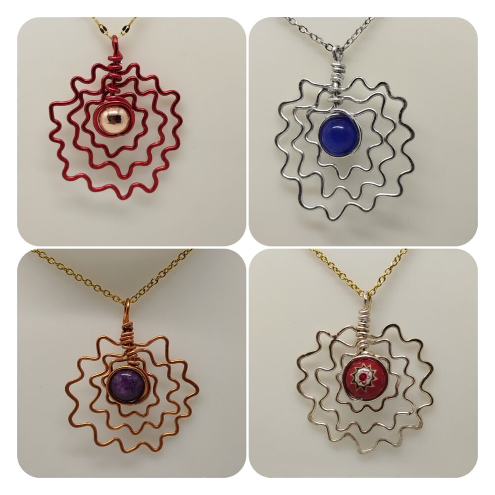 4 pendentifs de 4 cm différentes couleurs chaîne en acier