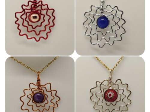 4 pendentifs de 4 cm différentes couleurs chaîne en acier