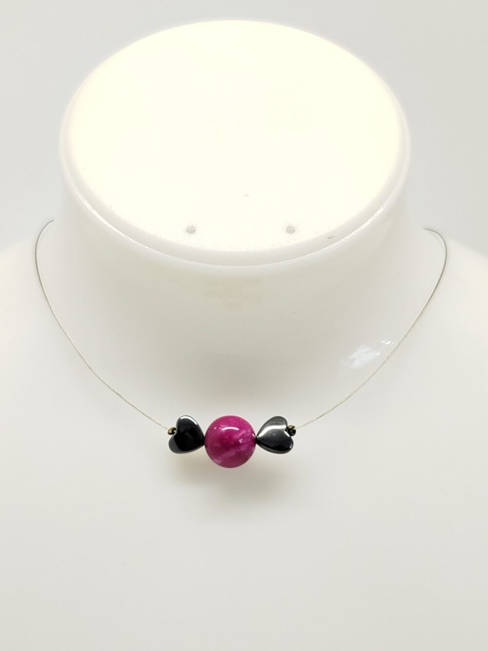 pierre agate magenta et cœurs en hématite fixés sur câble à bijoux
