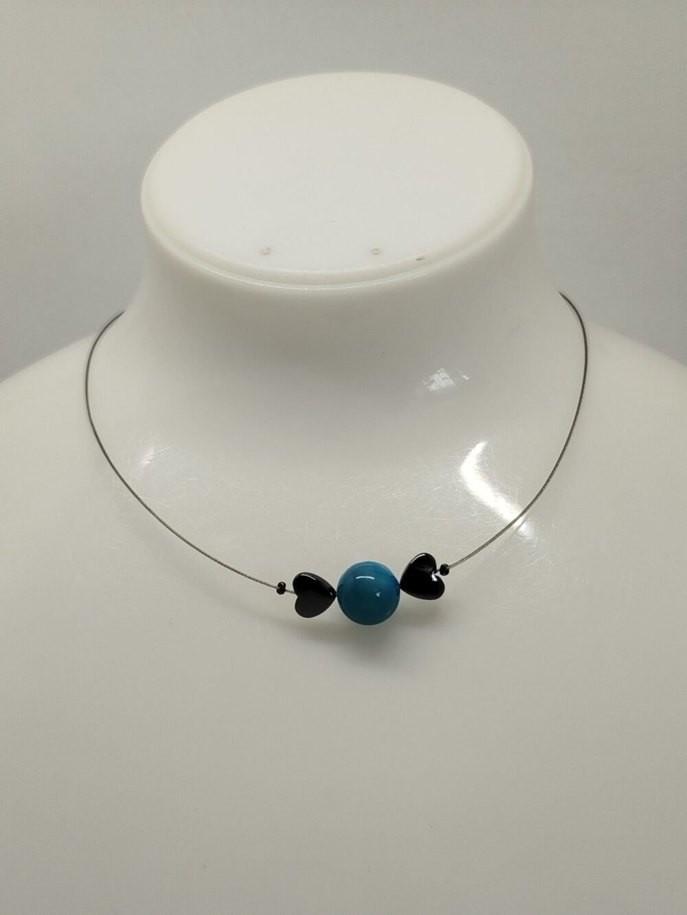 pierre agate bleues et 2 petits cœurs en hématite fixés sur câble à bijoux fermoir mousqueton et ralonge