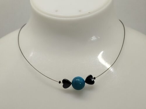 pierre agate bleues et 2 petits cœurs en hématite fixés sur câble à bijoux fermoir mousqueton et ralonge