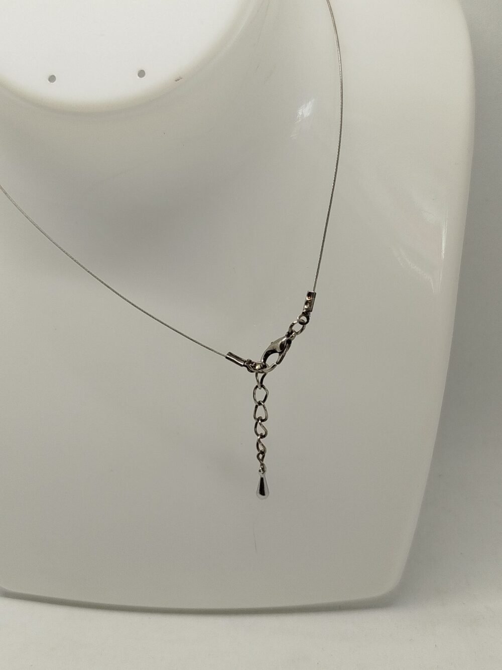 pierre agate bleues et 2 petits cœurs en hématite fixés sur câble à bijoux fermoir mousqueton et ralonge