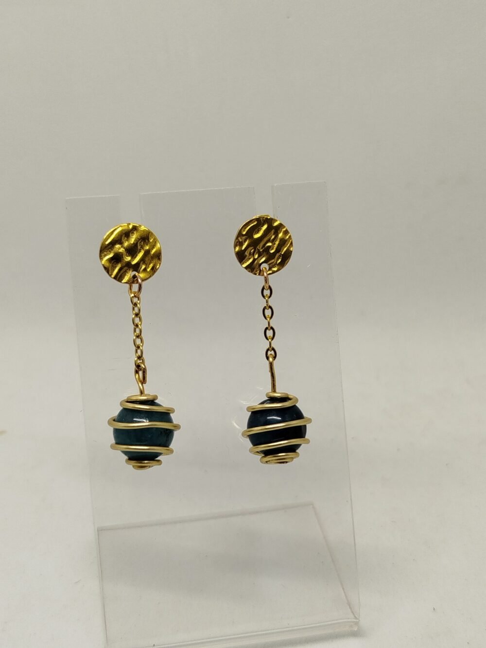 boucles d'oreilles en pierres apatite et chaîne en acier inoxydable doré.