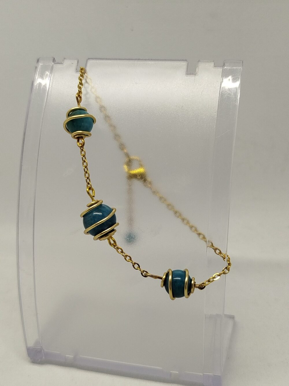 bracelet en pierres apatite et chaîne en acier inoxydable doré.