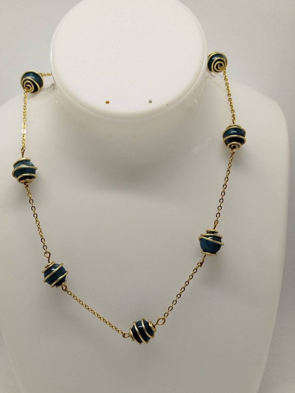 un collier en pierres apatite et chaîne en acier inoxydable doré.