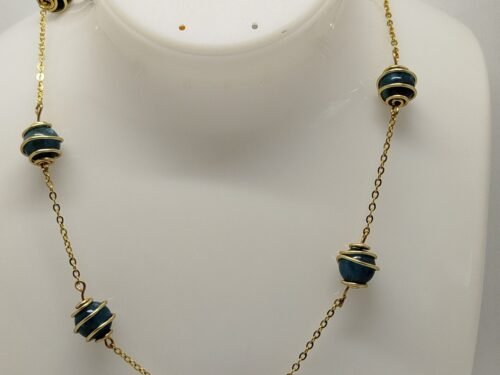 un collier en pierres apatite et chaîne en acier inoxydable doré. un collier en pierres apatite et chaîne en acier inoxydable doré.