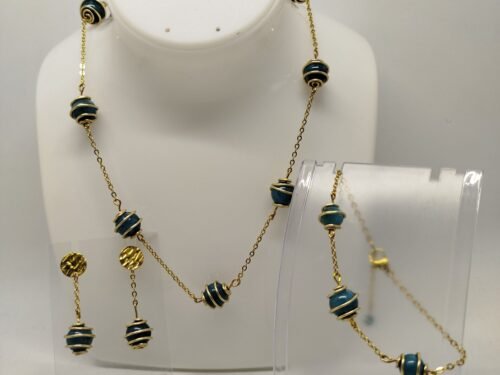 ensemble trois pièces essentielles : un collier, un bracelet, et une paire de boucles d'oreilles. Une chaîne en acier inoxydable doré.