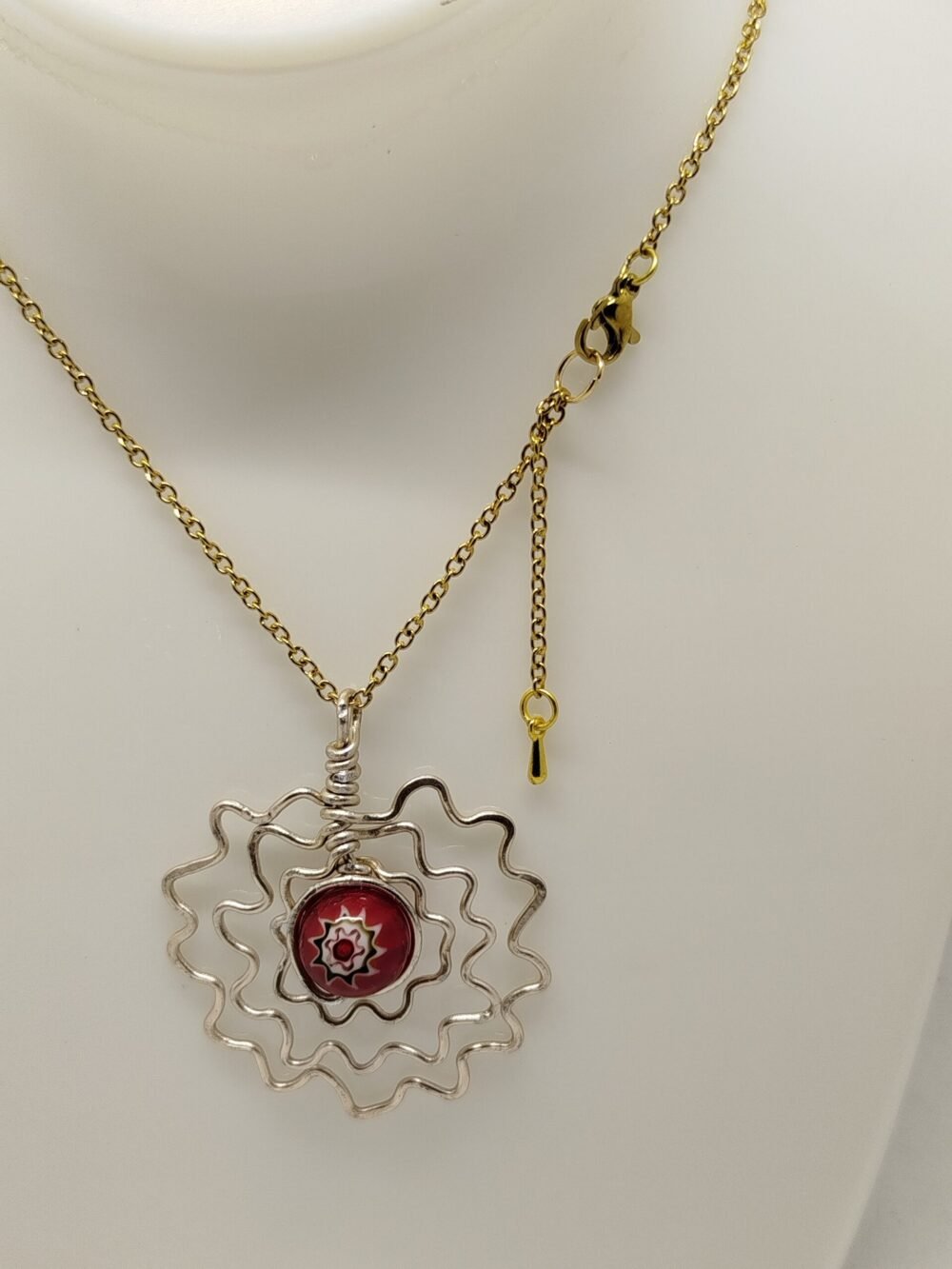 pendentif 4 cm argenté perle rouge au centre chaîne en acier argenté fermoir mousqueton