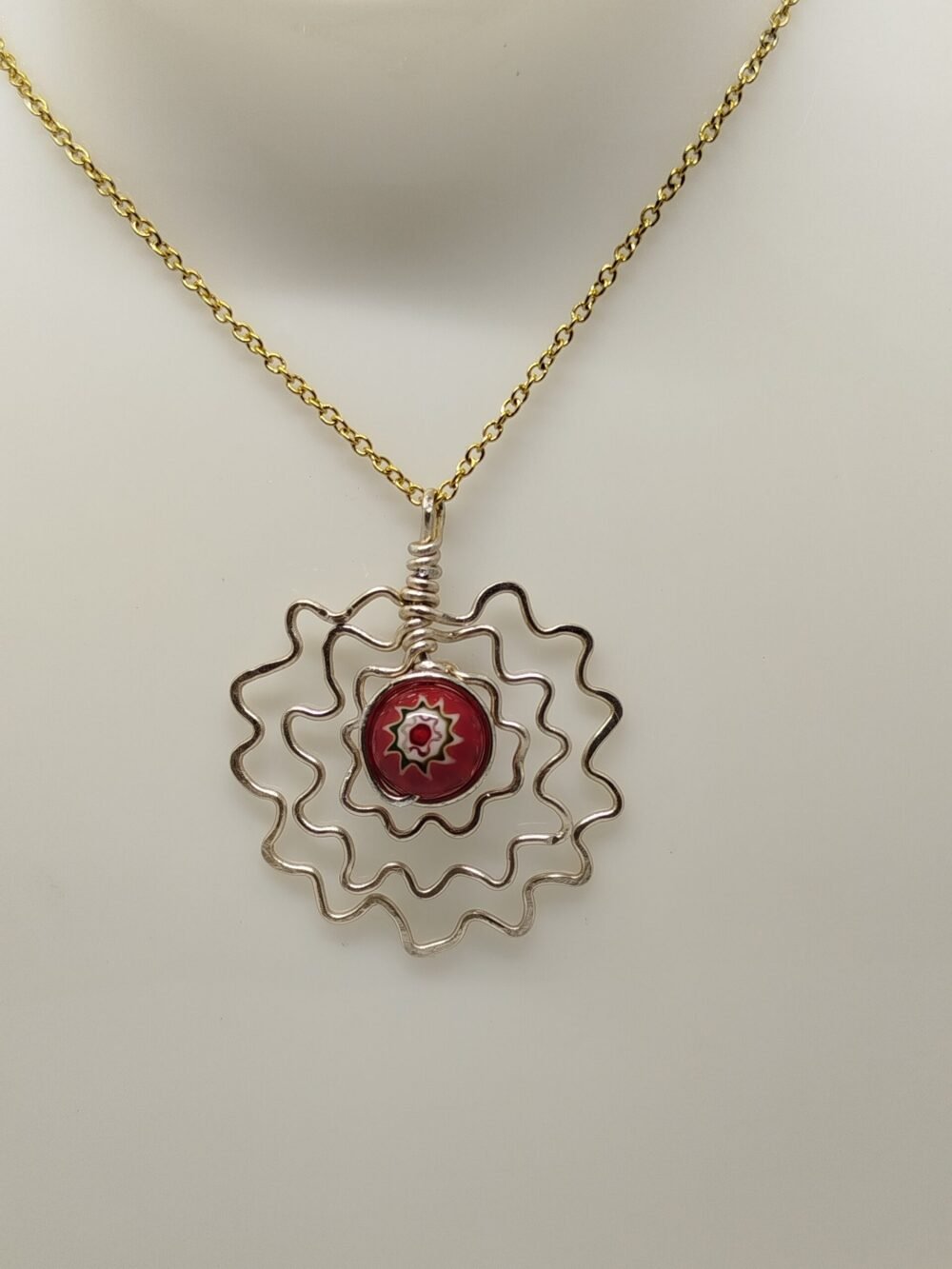 pendentif 4 cm argenté perle rouge au centre chaîne en acier argenté