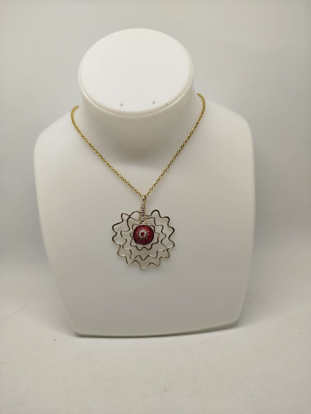pendentif 4 cm argenté perle rouge au centre chaîne en acier argenté