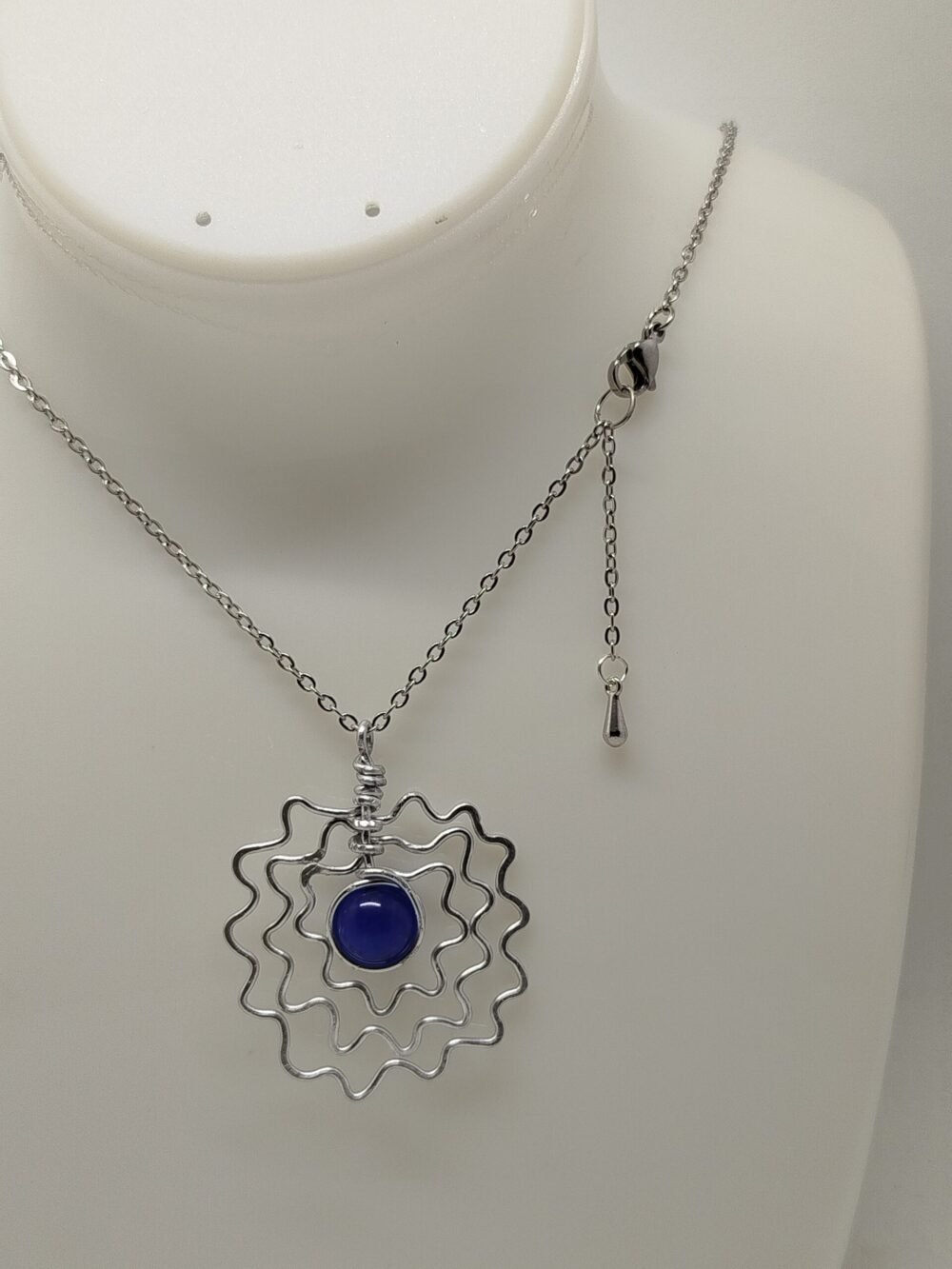 pendentif 4 cm argenté pierre calcédoine au centre chaîne en acier argenté fermoir mousqueton