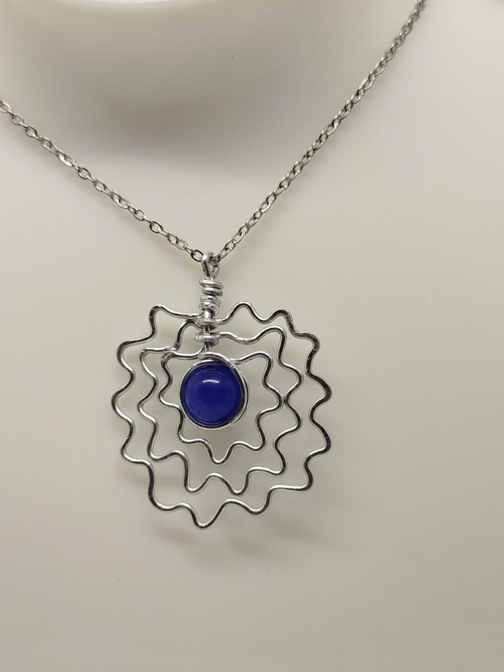 pendentif 4 cm argenté pierre calcédoine au centre chaîne en acier argenté