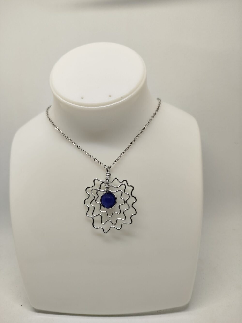 pendentif 4 cm argenté pierre calcédoine au centre chaîne en acier argenté
