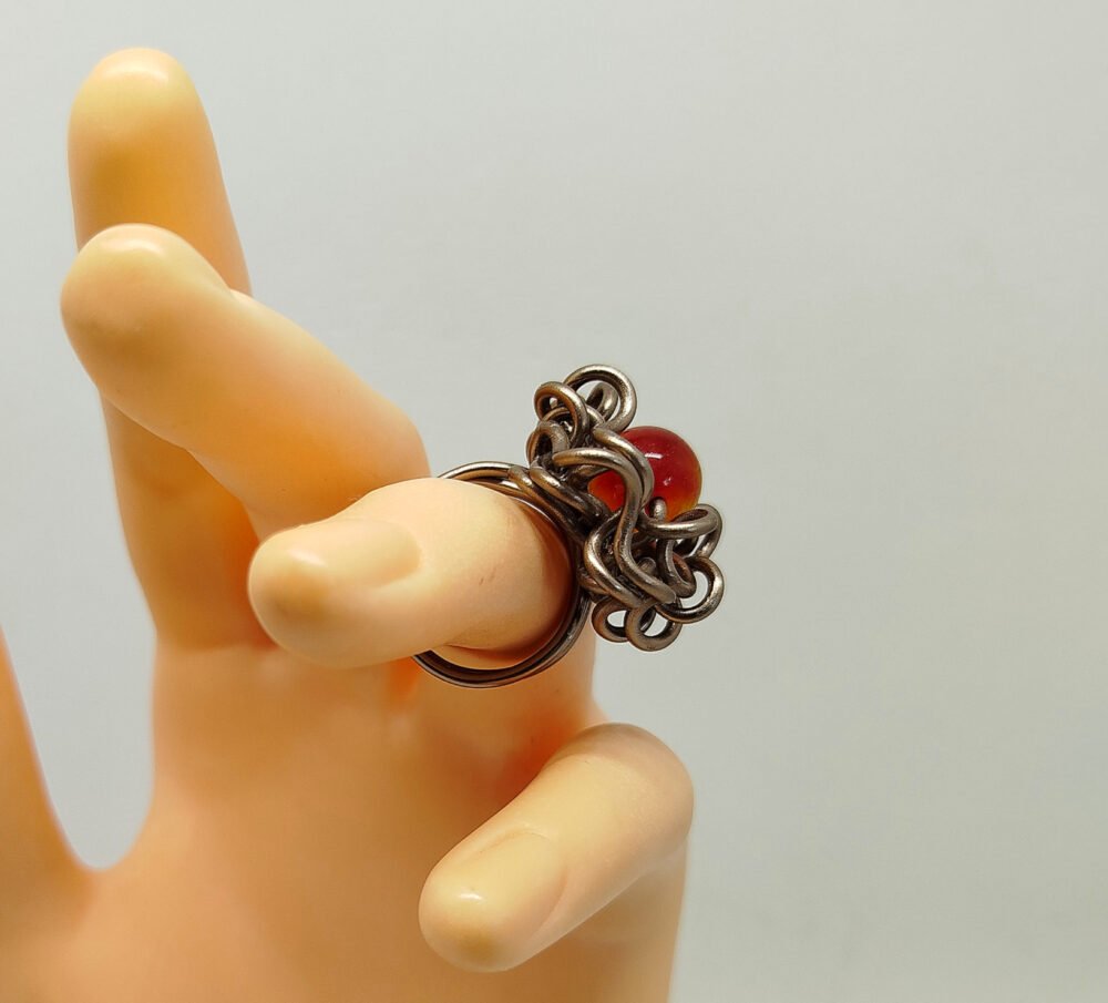 bague crée en fil aluminium marron grosse crinière et pierre naturelle jaspe orange au centre