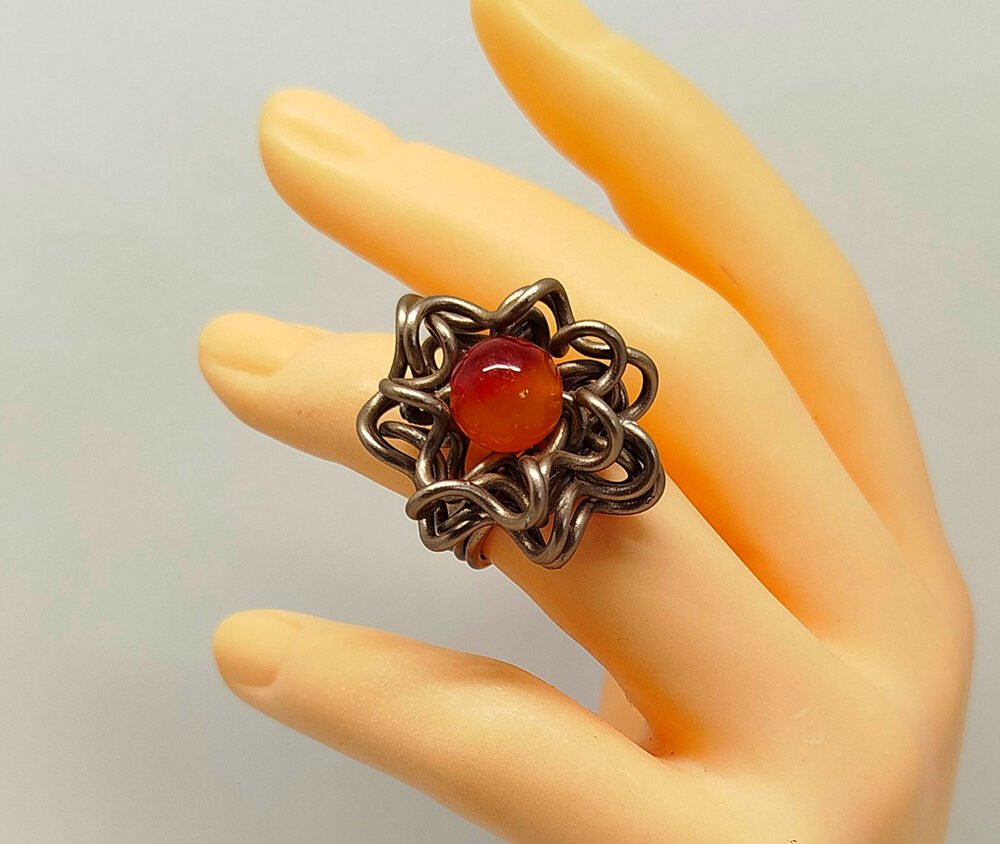 bague crée en fil aluminium marron grosse crinière et pierre naturelle jaspe orange au centre